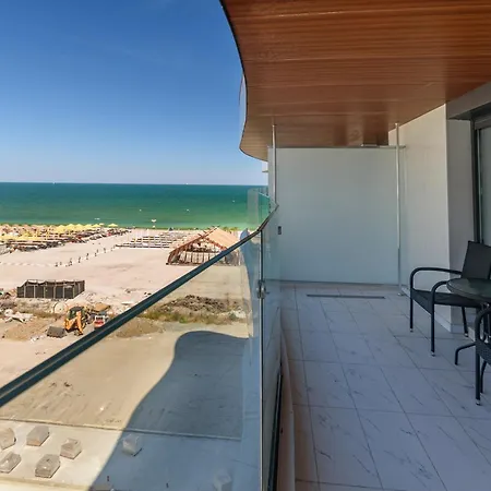Studio Del Mar White Mamaia